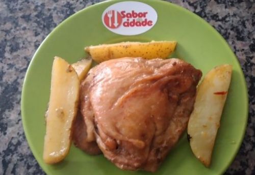 Sobrecoxa de frango ao forno com batata  uma delcia