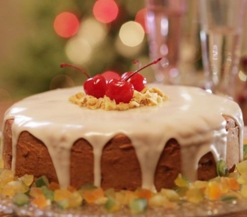 Bolo de frutas cristalizadas com cobertura de glac