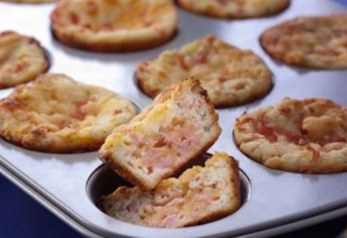 Aproveite sobra de arroz e faa muffin com presunto e queijo