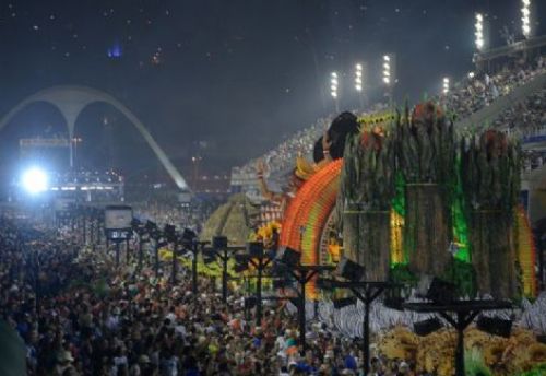 Alimentos so apreendidos em camarotes de sambdromo do Rio