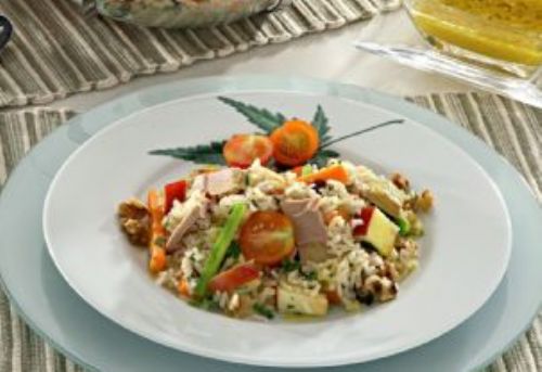 Esta salada  de arroz integral com atum e fica deliciosa