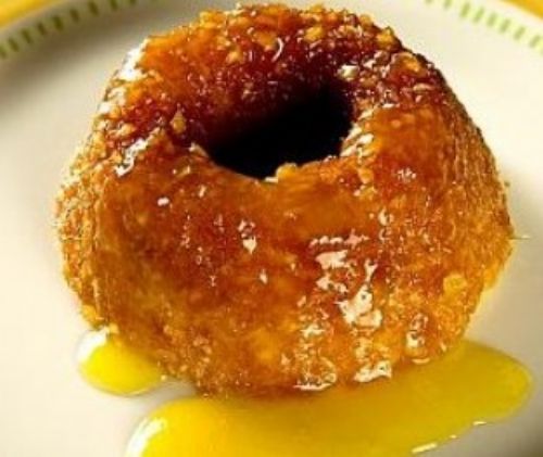 Veja como fazer este delicioso bolo caramelizado de mandioca