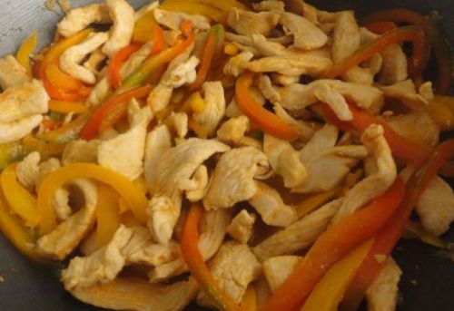 Veja como  fcil fazer fajitas (tiras) mexicanas de frango