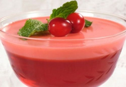 Prepare gelatina light com frutas vermelhas e calda de iogurte