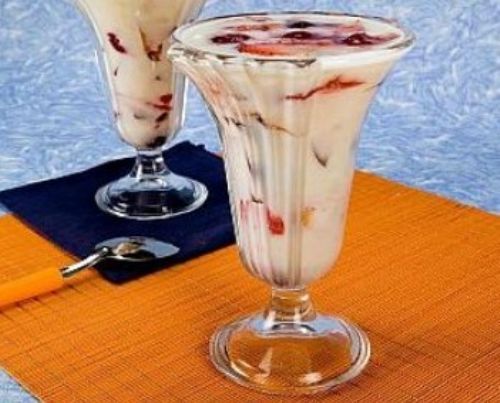 Frutas vermelhas combinam com creme nesta sobremesa