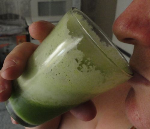 Faa um suco detox com folhas verdes e gua de coco