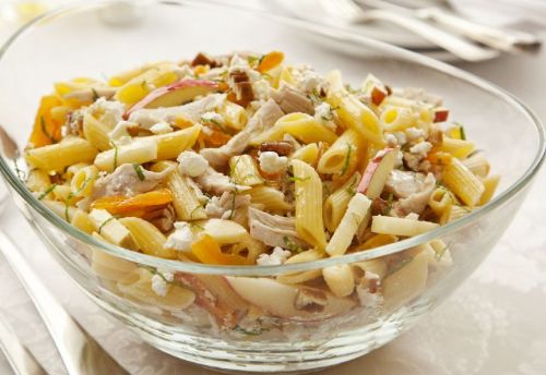 Faa esta deliciosa salada de penne com carne branca e ma