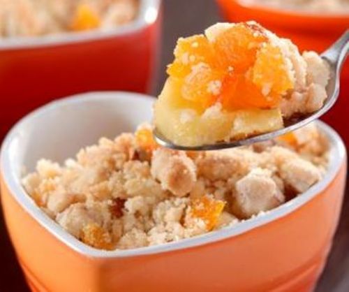 Crumble de ma e damasco para comer sozinho ou com sorvete