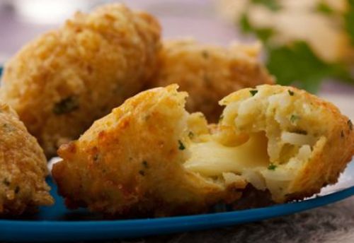 Prepare este delicioso bolinho de arroz com queijo