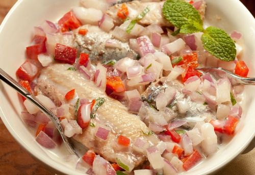 Faa escabeche de sardinha em lata com leite de coco