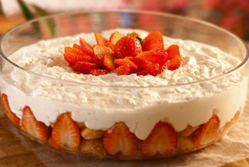 Pav de morangos  deliciosa e bonita combinao de cor e sabor