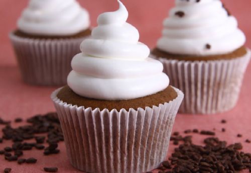Prepare muffins de chocolate com merengue italiano