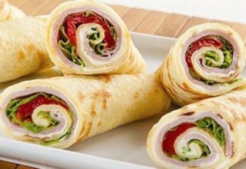 Wrap de panqueca com presunto e pimento fica delicioso