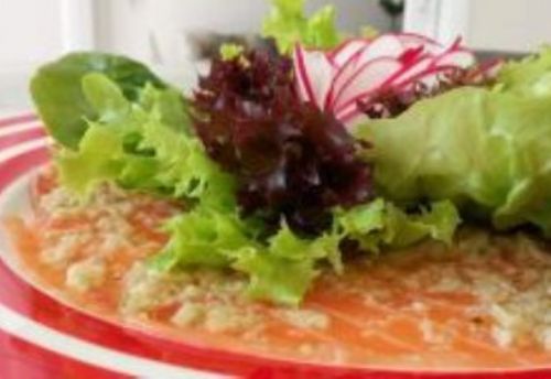 Carpaccio de salmo com mix de folhas e molho especial  leve e saboroso