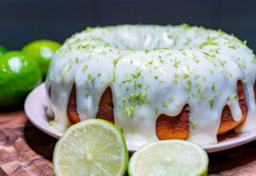 Faa um delicioso bolo de iogurte com calda de limo