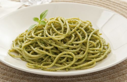 Pesto, o tradicional molho, agua o sabor deste macarro