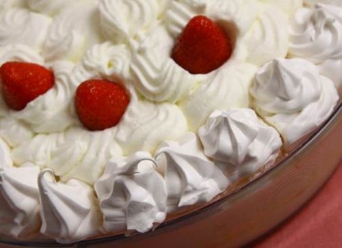 Esta cesta de merengue  recheada com chantilly