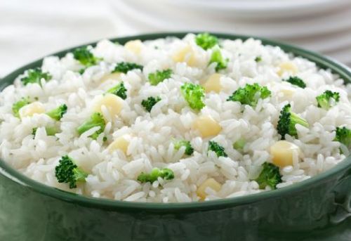 Incremente o arroz com brcolis e queijo. Fica delicioso