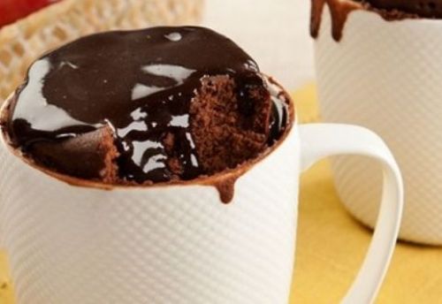 Bolo de chocolate na caneca fica pronto em 15 minutos