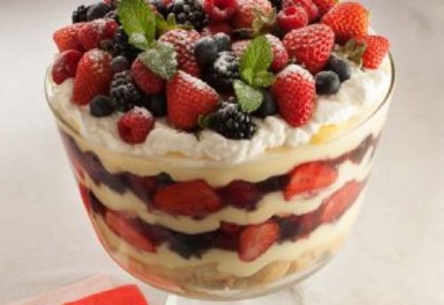 Combinao perfeita neste pav de frutas vermelhas