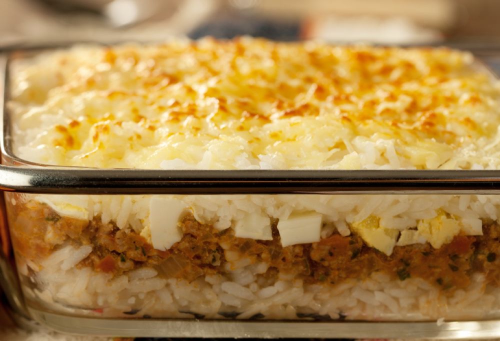 Prepare este arroz de forno com carne moda e queijo