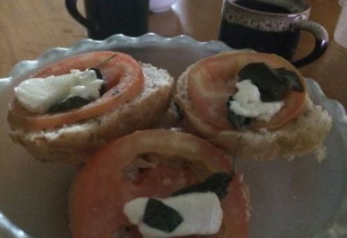 De origem italiana, brusqueta de tomate e queijo fresco  deliciosa