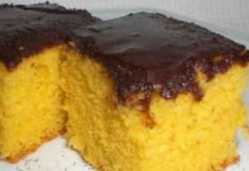 Faa este bolo de cenoura com coco e cobertura de chocolate