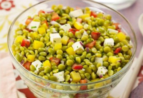 Salada colorida de ervilha fica deliciosa e  bem fcil