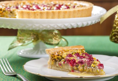 Torta frangipane de pistache com framboesa tem gosto de festa