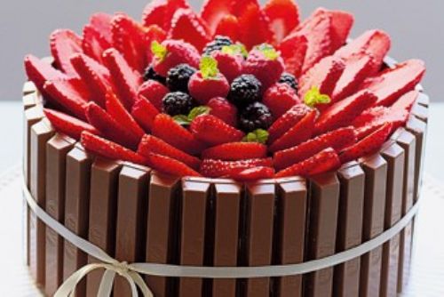 Faa bolo de Kit Kat com ganache e frutas vermelhas