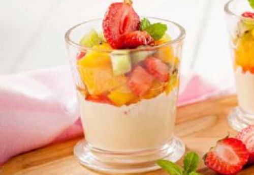 Prepare esta deliciosa salada de frutas especial com creme de maracuj