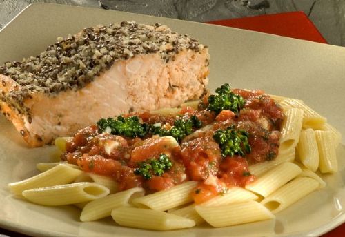 Faa penne com brcolis e salmo em crosta de castanha