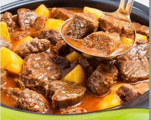 Carne e batata fazem uma saborosa dobradinha neste ensopado