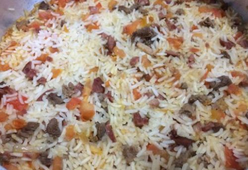 Arroz com carne picada e calabresa vira prato principal