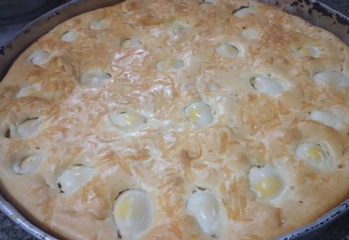Prepare uma deliciosa torta de frios com ovos de codorna