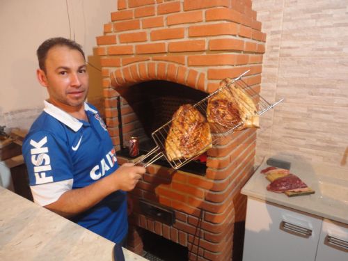 Jura prepara delicioso peixe assado com salada de maionese