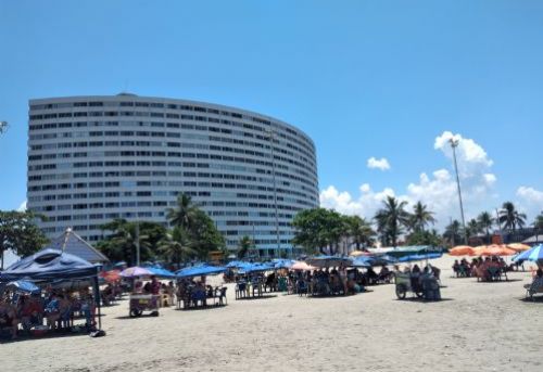 Belas praias, gastronomia e at vnis so atraes de Perube