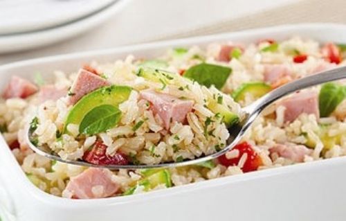 Experimente arroz integral com abobrinha, tomate e presunto