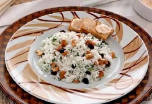 Prepare este delicioso arroz com uva-passa, castanha e salsinha