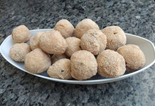 Veja como fazer deliciosas bolinhas de queijo com frango