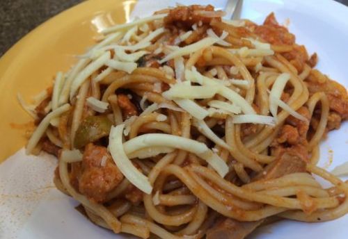 Macarro com linguia toscana e tomate  delicioso e fcil