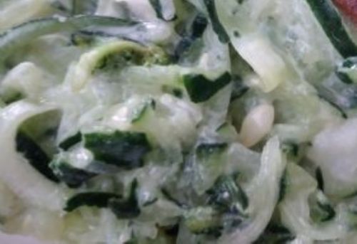 Salada de pepino com coalhada fica uma delcia