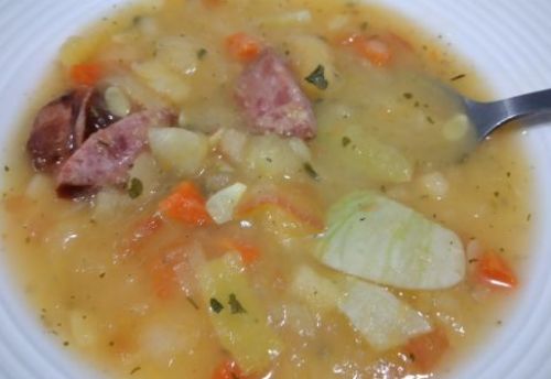 Sopa de mandioca com calabresa e cenoura  muito gostosa