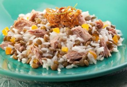 Arroz com lentilha e atum tem sabor de festa