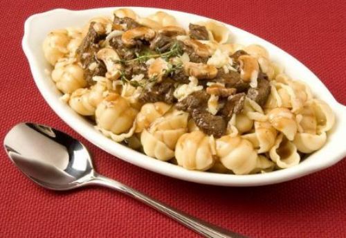 Macarro ao molho de carne com champignon  uma delcia