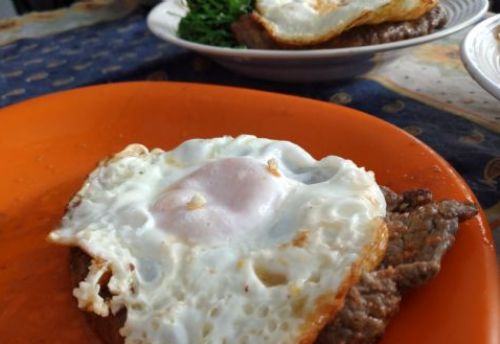 Bife a cavalo  simples, saboroso e tem muita histria