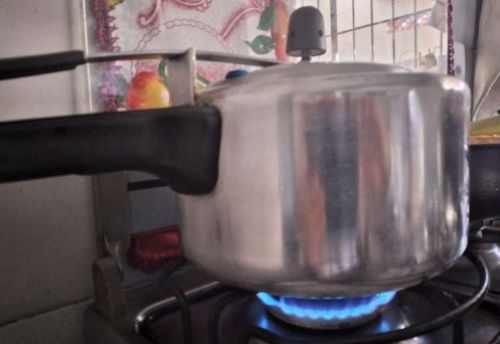 Cuidado na panela de presso. Veja como colocar tempero em p ou em galhos