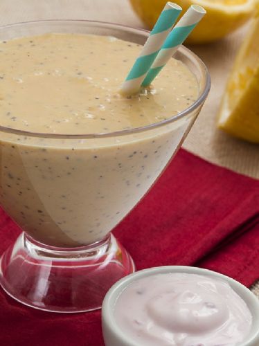 Smoothie tem iogurte de frutas vermelhas, maracuj e banana