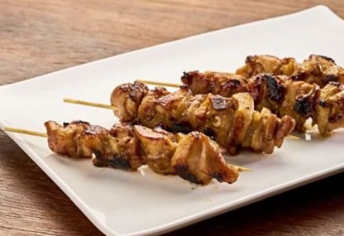 Yakitori  um espetinho de frango delicioso de origem japonesa