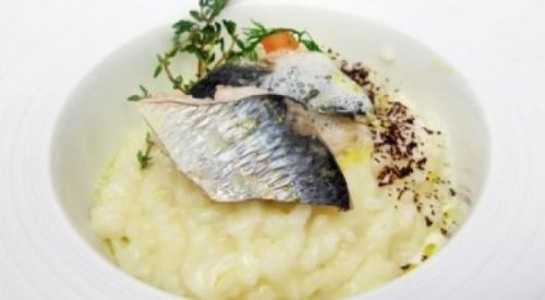 Italianssimo risoto ganha sabor do limo e  servido com sardinha